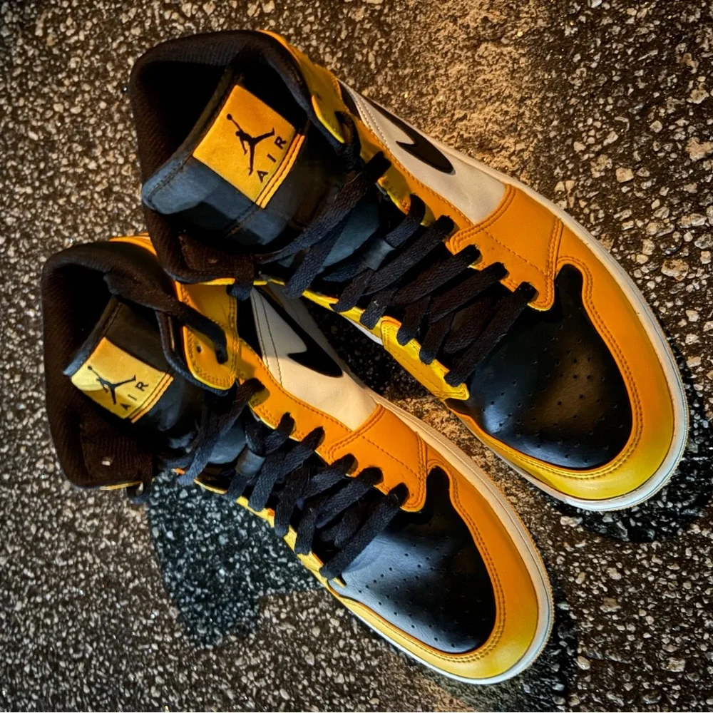 Nike Air Jordan 1 Mid Taxi Black Yellow Toe 554724-701 Size-11.5 - Picture 2 of 7